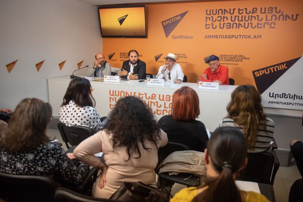 Ваан Мартиросян, Ваагн Айрапетян и Арто Тунчбояджян на пресс-конференции о ходе концерта Gate of Frequency (17 апреля 2019). Еревaн - Sputnik Армения