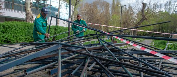 Мэрия Еревана приступила к сносу кафе в Кольцевом парке (17 апреля 2019). Ереван - Sputnik Արմենիա