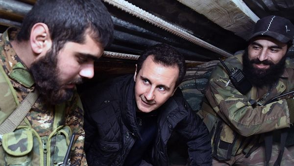 Президент Сирии Башар Асад говорит с сирийскими военными во время своего визита на линию фронта в районе Джобар (15 декабря 2019). Дамаск - Sputnik Армения