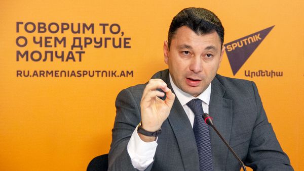 Эдуард Шармазанов на пресс-конференции Внутренняя и внешнеполитическая повестка и вызовы, стоящие перед Арменией (19 апреля 2019). Еревaн Эдуард Шармазанов на пресс-конференции Внутренняя и внешнеполитическая повестка и вызовы, стоящие перед Арменией (19 апреля 2019). Еревaн - Sputnik Արմենիա