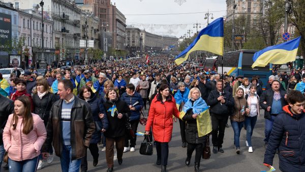 Украинцы на улице Крещатик перед началом дебатов между кандидатами в президенты Петром Порошенко и Владимиром Зеленским в Олимпийском стадионе (19 апреля 2019). Киев - Sputnik Армения