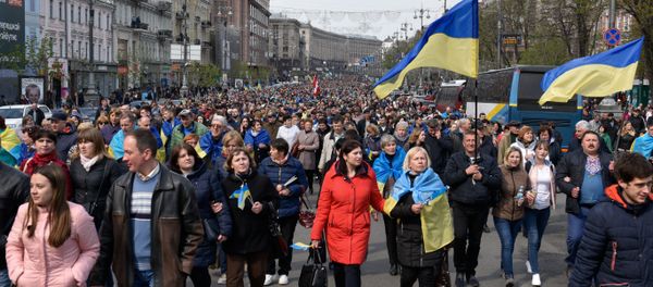 Украинцы на улице Крещатик перед началом дебатов между кандидатами в президенты Петром Порошенко и Владимиром Зеленским в Олимпийском стадионе (19 апреля 2019). Киев - Sputnik Армения