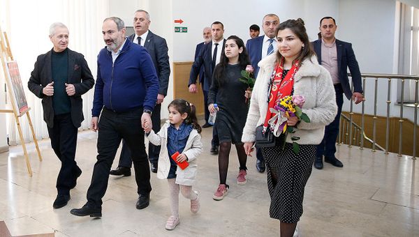 Премьер-министр Никол Пашинян с дочерьми посетили пьесу Рыба без воды или suicide в театре имени Грачьи Капланяна (13 апреля 2019). Еревaн - Sputnik Армения