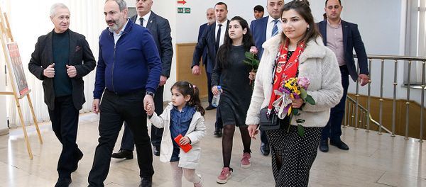 Премьер-министр Никол Пашинян с дочерьми посетили пьесу Рыба без воды или suicide в театре имени Грачьи Капланяна (13 апреля 2019). Еревaн - Sputnik Армения