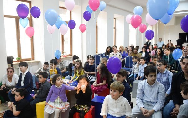 Презентация книги Нунэ и Саванны Саркисян Приключения голубого бегемотика и розовой мышки (19 апреля 2019). Еревaн Презентация книги Нунэ и Саванны Саркисян Приключения голубого бегемотика и розовой мышки (19 апреля 2019). Еревaн - Sputnik Армения