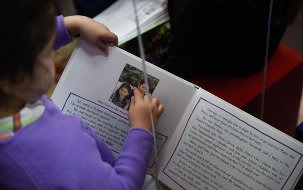 Презентация книги Нунэ и Саванны Саркисян Приключения голубого бегемотика и розовой мышки (19 апреля 2019). Еревaн Презентация книги Нунэ и Саванны Саркисян Приключения голубого бегемотика и розовой мышки (19 апреля 2019). Еревaн - Sputnik Армения
