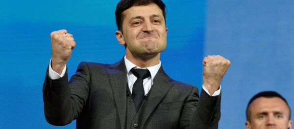 Кандидат в президенты от партии Слуга народа Владимир Зеленский во время дебатов с действующим президентом Украины, кандидатом в президенты Петром Порошенко в НСК Олимпийский (19 апреля 2019). Киев Кандидат в президенты от партии Слуга народа Владимир Зеленский во время дебатов с действующим президентом Украины, кандидатом в президенты Петром Порошенко в НСК Олимпийский (19 апреля 2019). Киев - Sputnik Армения