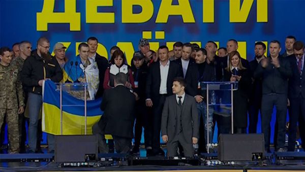 Зеленский и Порошенко встали на колени - Sputnik Армения