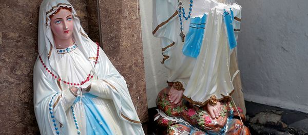 Разбитая после взрыва статуя Девы Марии перед святыней Святого Антония церкви Коччикаде в Коломбо (21 апреля 2019). Шри-Ланка - Sputnik Армения