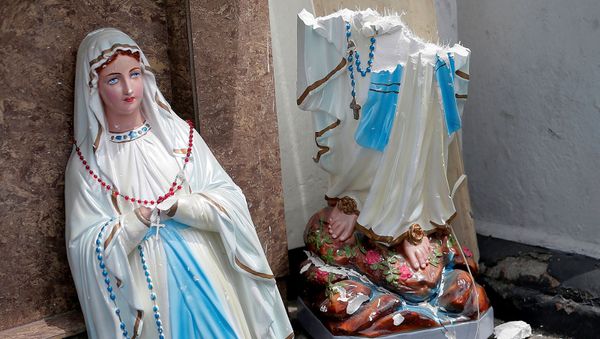 Разбитая после взрыва статуя Девы Марии перед святыней Святого Антония церкви Коччикаде в Коломбо (21 апреля 2019). Шри-Ланка - Sputnik Արմենիա