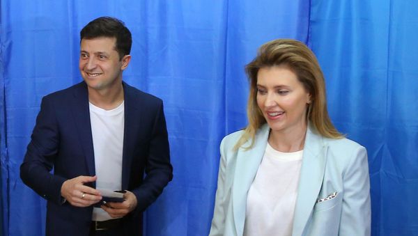 Кандидат в президенты от партии Слуга народа Владимир Зеленский с супругой Еленой во время голосования на одном из участков города в день второго тура выборов президента Украины (21 апреля 2019). Киев Кандидат в президенты от партии Слуга народа Владимир Зеленский с супругой Еленой во время голосования на одном из участков города в день второго тура выборов президента Украины (21 апреля 2019). Киев - Sputnik Արմենիա