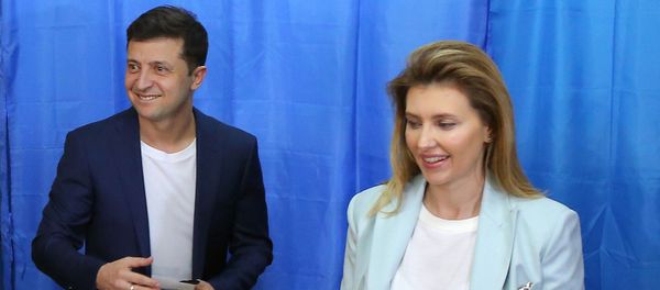Кандидат в президенты от партии Слуга народа Владимир Зеленский с супругой Еленой во время голосования на одном из участков города в день второго тура выборов президента Украины (21 апреля 2019). Киев Кандидат в президенты от партии Слуга народа Владимир Зеленский с супругой Еленой во время голосования на одном из участков города в день второго тура выборов президента Украины (21 апреля 2019). Киев - Sputnik Արմենիա