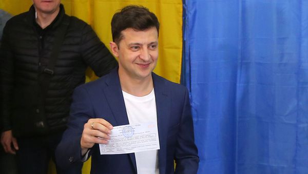 Кандидат в президенты от партии Слуга народа Владимир Зеленский во время голосования на одном из участков города в день второго тура выборов президента Украины (21 апреля 2019). Киев - Sputnik Армения