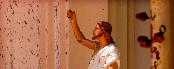Пятна крови на статуе Иисуса Христа в церкви Святого Себастьяна после взрыва в Негомбо, к северу от Коломбо (21 апреля 2019). Шри-Ланка - Sputnik Армения