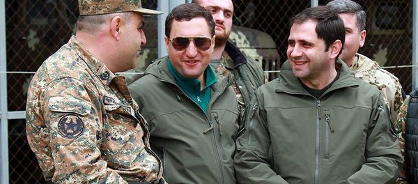Визит армянской делегации во главе с министром обороны Давидом Тонояном в Карабах (21 апреля 2019). Степанакерт Визит армянской делегации во главе с министром обороны Давидом Тонояном в Карабах (21 апреля 2019). Степанакерт - Sputnik Армения