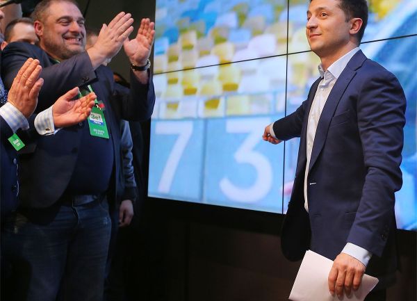 Кандидат в президенты от партии Слуга народа Владимир Зеленский в собственном штабе во время объявления первых итогов голосования второго тура выборов президента Украины (21 апреля 2019). Киев - Sputnik Армения