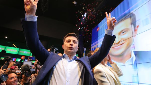 Кандидат в президенты от партии Слуга народа Владимир Зеленский в собственном штабе во время объявления первых итогов голосования второго тура выборов президента Украины (21 апреля 2019). Киев - Sputnik Армения