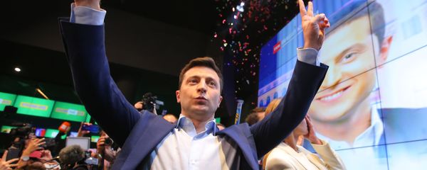 Кандидат в президенты от партии Слуга народа Владимир Зеленский в собственном штабе во время объявления первых итогов голосования второго тура выборов президента Украины (21 апреля 2019). Киев - Sputnik Армения
