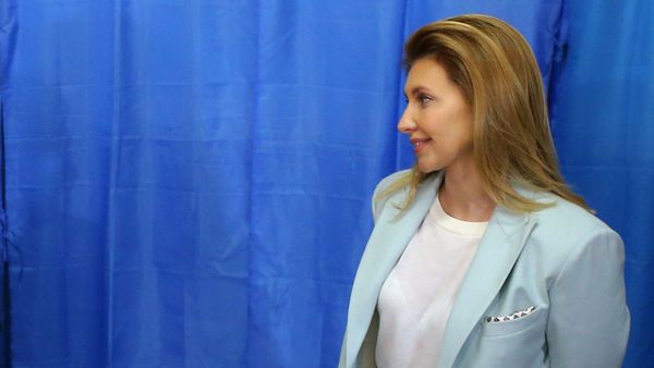 Елена Зеленская наблюдает за своим супругом, кандидатом в президенты от партии Слуга народа Владимиром Зеленским на одном из участков города в день второго тура выборов президента Украины (21 апреля 2019). Киев - Sputnik Армения
