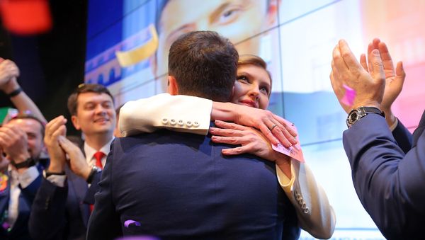 Елена Зеленская поздравляет супруга, кандидата в президенты от партии Слуга народа Владимира Зеленского после объявления первых итогов голосования второго тура выборов президента Украины (21 апреля 2019). Киев - Sputnik Армения