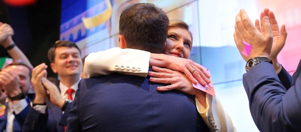 Елена Зеленская поздравляет супруга, кандидата в президенты от партии Слуга народа Владимира Зеленского после объявления первых итогов голосования второго тура выборов президента Украины (21 апреля 2019). Киев Елена Зеленская поздравляет супруга, кандидата в президенты от партии Слуга народа Владимира Зеленского после объявления первых итогов голосования второго тура выборов президента Украины (21 апреля 2019). Киев - Sputnik Армения