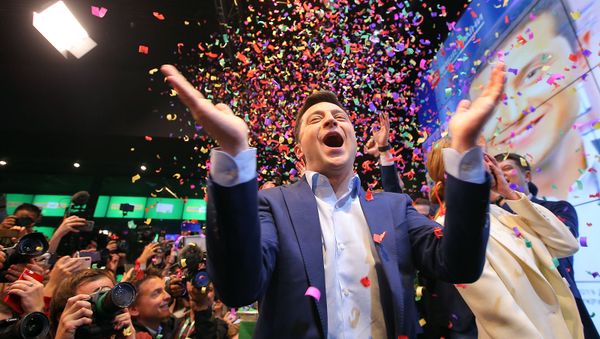 Реакция кандидата в президенты от партии Слуга народа Владимира Зеленского после объявления первых итогов голосования второго тура выборов президента Украины (21 апреля 2019). Киев - Sputnik Армения