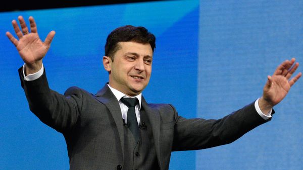 Кандидат в президенты от партии Слуга народа Владимир Зеленский во время дебатов с действующим президентом Украины, кандидатом в президенты Петром Порошенко в НСК Олимпийский (19 апреля 2019). Киев - Sputnik Армения