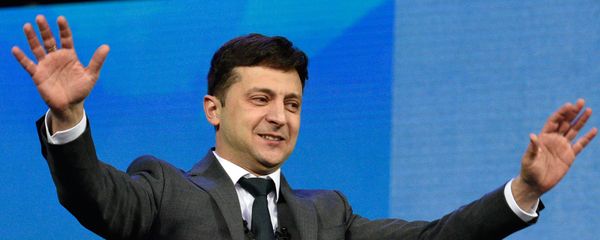 Кандидат в президенты от партии Слуга народа Владимир Зеленский во время дебатов с действующим президентом Украины, кандидатом в президенты Петром Порошенко в НСК Олимпийский (19 апреля 2019). Киев Кандидат в президенты от партии Слуга народа Владимир Зеленский во время дебатов с действующим президентом Украины, кандидатом в президенты Петром Порошенко в НСК Олимпийский (19 апреля 2019). Киев - Sputnik Армения