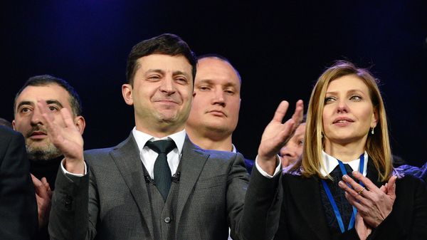 Кандидат в президенты от партии Слуга народа Владимир Зеленский с супругой Еленой во время дебатов с действующим президентом Украины, кандидатом в президенты Петром Порошенко в НСК Олимпийский (19 апреля 2019). Киев - Sputnik Армения