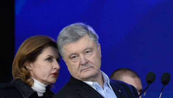 Действующий президент Украины, кандидат в президенты Петр Порошенко с супругой Мариной во время дебатов с кандидатом в президенты от партии Слуга народа Владимиром Зеленским в НСК Олимпийский (19 апреля 2019). Киев - Sputnik Армения