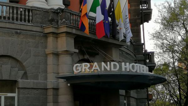 Флаги над входом в гостиницу Grand Hotel Yerevan, Ереван - Sputnik Армения