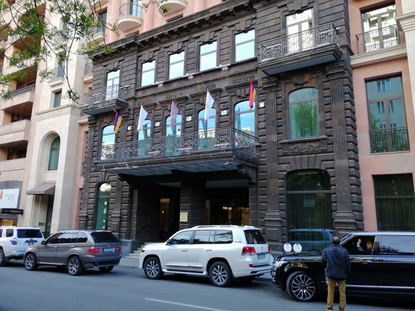 Փաշինյանի աչքից հեռու. Երևանում «սխալ» դրոշների պակաս չկա. ո՞ւմ են ազատելու աշխատանքից Փաշինյանի աչքից հեռու. Երևանում «սխալ» դրոշների պակաս չկա. ո՞ւմ են ազատելու աշխատանքից - Sputnik Արմենիա