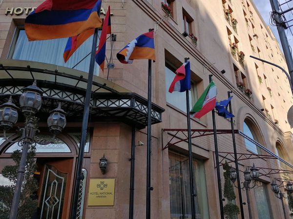 Փաշինյանի աչքից հեռու. Երևանում «սխալ» դրոշների պակաս չկա. ո՞ւմ են ազատելու աշխատանքից Փաշինյանի աչքից հեռու. Երևանում «սխալ» դրոշների պակաս չկա. ո՞ւմ են ազատելու աշխատանքից - Sputnik Արմենիա