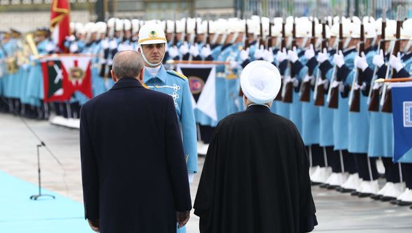 Президенты Турции и Ирана Реджеп Тайип Эрдоган и Хасан Роухани во время официальной церемонии приветствия перед их встречей (20 декабря 2018). Анкара - Sputnik Արմենիա