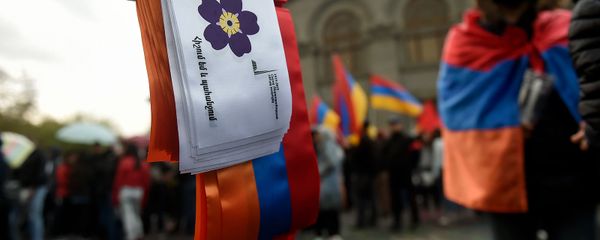 Активисты на площади Свободы перед началом традиционного факельного шествия (23 апреля 2019). Еревaн - Sputnik Армения