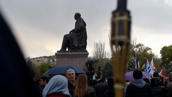 Активисты на площади Свободы перед началом традиционного факельного шествия (23 апреля 2019). Еревaн - Sputnik Արմենիա