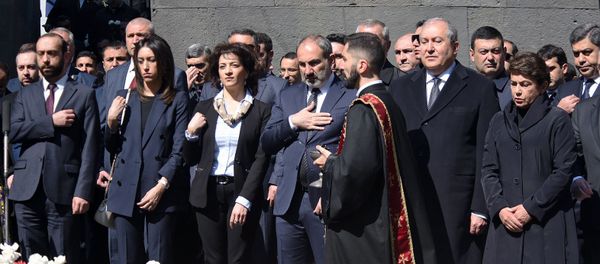 Высшее руководство страны в мемориальном комплексе Цицернакаберд (24 апреля 2019). Еревaн Высшее руководство страны в мемориальном комплексе Цицернакаберд (24 апреля 2019). Еревaн - Sputnik Արմենիա