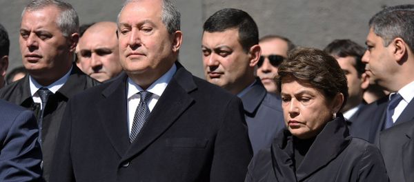 Президент Армен Саркисян с супругой Нунэ Саркисян в мемориальном комплексе Цицернакаберд (24 апреля 2019). Еревaн Президент Армен Саркисян с супругой Нунэ Саркисян в мемориальном комплексе Цицернакаберд (24 апреля 2019). Еревaн - Sputnik Армения