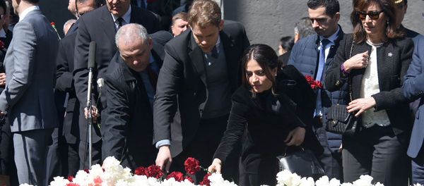 Николя Азнавур в мемориальном комплексе Цицернакаберд (24 апреля 2019). Еревaн Николя Азнавур в мемориальном комплексе Цицернакаберд (24 апреля 2019). Еревaн - Sputnik Արմենիա