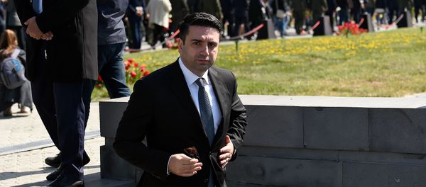 Вице-спикер Национального собрания Ален Симонян в мемориальном комплексе Цицернакаберд (24 апреля 2019). Еревaн - Sputnik Армения