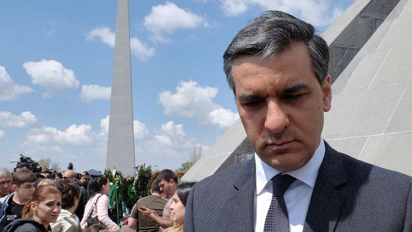 Омбудсмен Армении Арман Татоян в мемориальном комплексе Цицернакаберд (24 апреля 2019). Еревaн Омбудсмен Армении Арман Татоян в мемориальном комплексе Цицернакаберд (24 апреля 2019). Еревaн - Sputnik Արմենիա