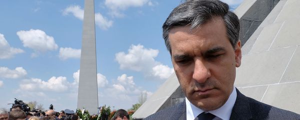 Омбудсмен Армении Арман Татоян в мемориальном комплексе Цицернакаберд (24 апреля 2019). Еревaн - Sputnik Արմենիա