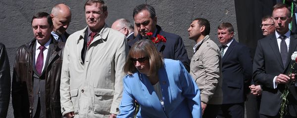 Чрезвычайный и Полномочный посол США в Армении Линн Трейси в мемориальном комплексе Цицернакаберд (24 апреля 2019). Еревaн - Sputnik Արմենիա