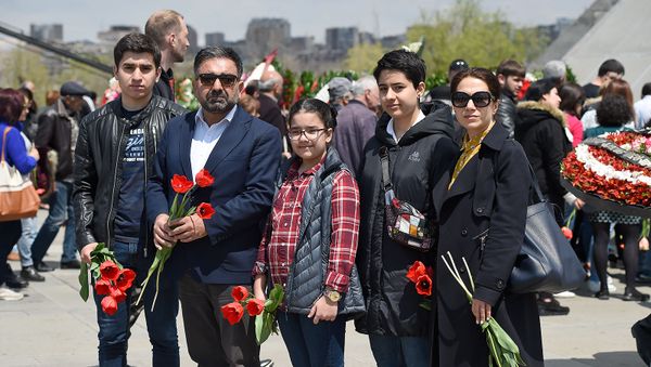  Певец Арсен Григорян с семьей в мемориальном комплексе Цицернакаберд (24 апреля 2019). Еревaн - Sputnik Արմենիա
