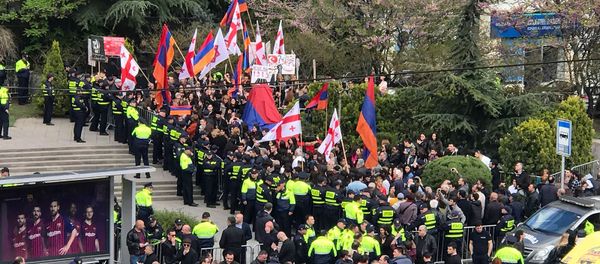 Мирная акция протеста армян перед посольством Турции в Грузии (24 апреля 2019). Тбилиси Мирная акция протеста армян перед посольством Турции в Грузии (24 апреля 2019). Тбилиси - Sputnik Армения