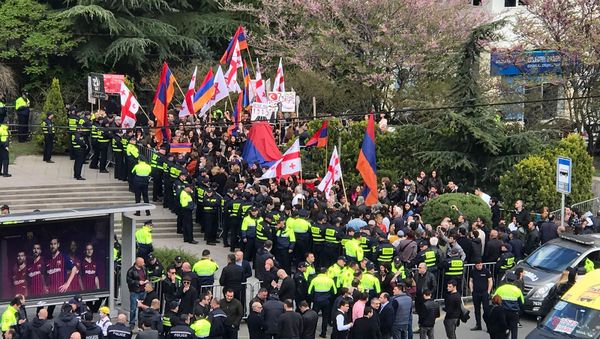 Мирная акция протеста армян перед посольством Турции в Грузии (24 апреля 2019). Тбилиси Мирная акция протеста армян перед посольством Турции в Грузии (24 апреля 2019). Тбилиси - Sputnik Армения