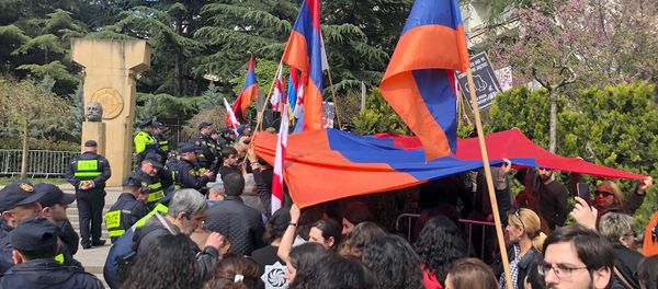 Мирная акция протеста армян перед посольством Турции в Грузии (24 апреля 2019). Тбилиси Мирная акция протеста армян перед посольством Турции в Грузии (24 апреля 2019). Тбилиси - Sputnik Армения