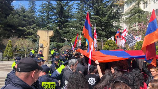 Мирная акция протеста армян перед посольством Турции в Грузии (24 апреля 2019). Тбилиси - Sputnik Արմենիա