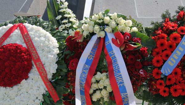 Венок посольства России в Армении в мемориальном комплексе Цицернакаберд (24 апреля 2019). Еревaн - Sputnik Армения