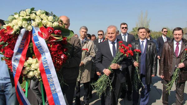 Сотрудники посольства России в Армении во главе с послом Сергеем Копыркиным в мемориальном комплексе Цицернакаберд (24 апреля 2019). Еревaн - Sputnik Армения